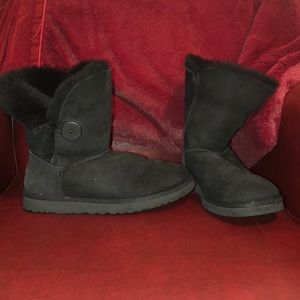 Lightly worn UGG bailey button boots